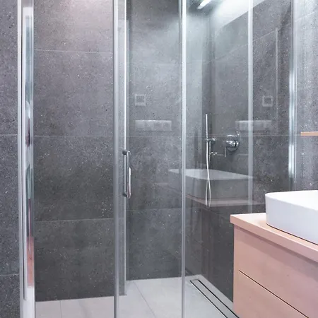 Nivy Weekend Free Parking -1 Min To Nivy Mall And Bus Station * Bratislava